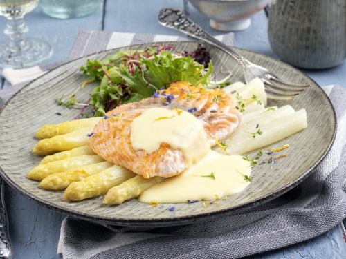 zalm met witte asperges en hollandaise saus