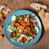 Salade caprese met garnalenspies - recept van Freshly Fish met de september visbox