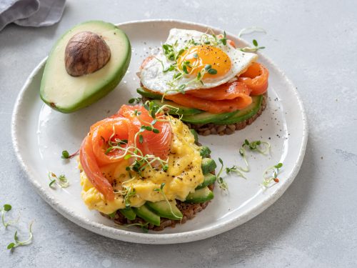 Toast met roerei en gerookte zalm