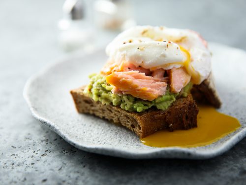 Toast met warmgerookte zalm en geporcheerd ei